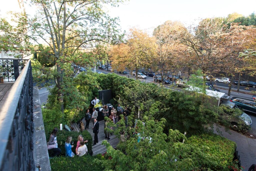 Guests on the gardens of 6 Mandel