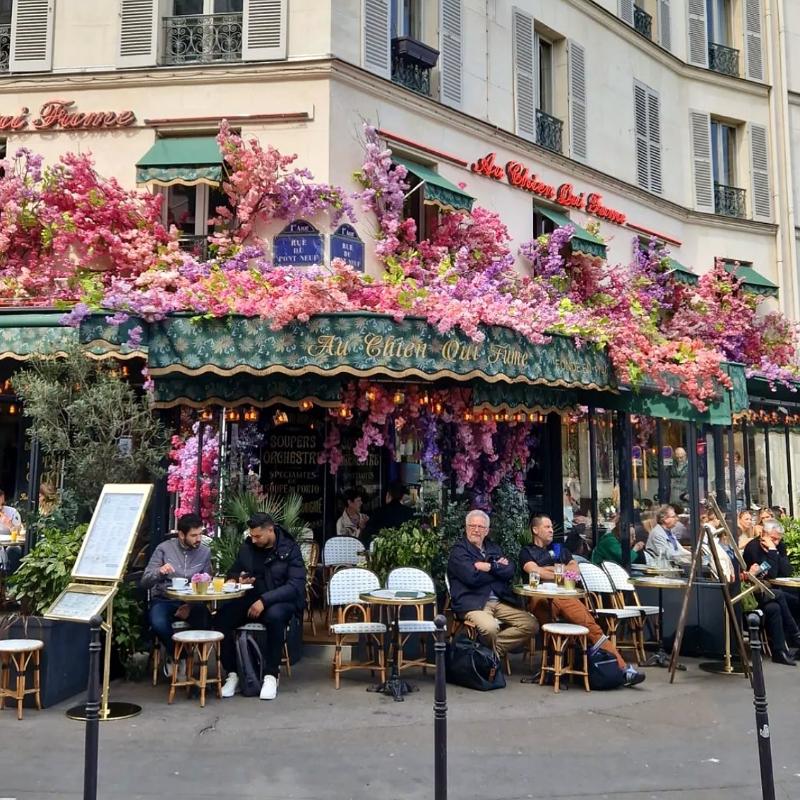Au chien qui fume cafe with customers outside