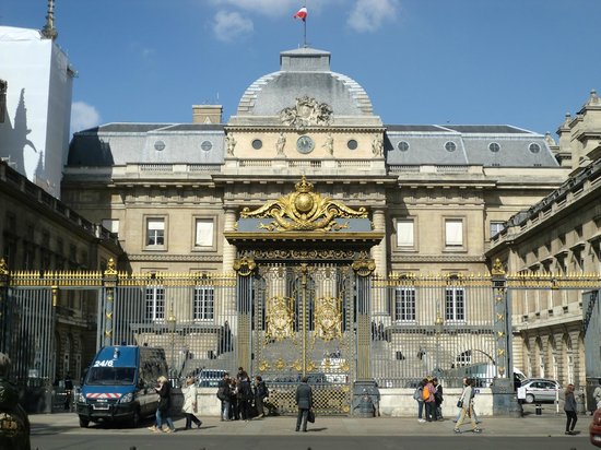 Connection to Sainte-Chapelle and Palais de Justice
