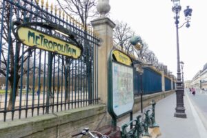 Entrance to Tuileries station