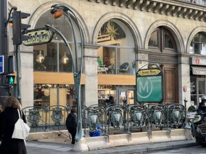 Entrance to the Louvre-Rivoli station