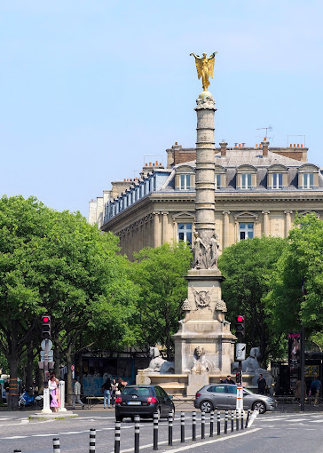 Fontaine du Palmier outside
