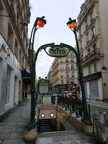 Édicule Guimard of the Réaumur - Sébastopol station