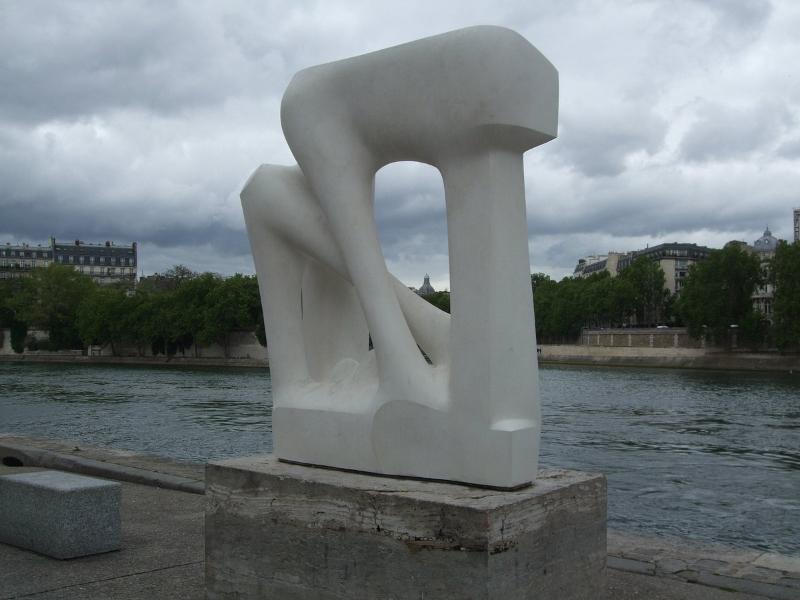 Jardin Tino Rossi white sculpture