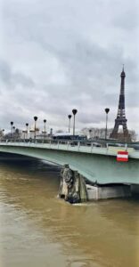 Le Zouave du Pont de L'Alma near eiffel tower