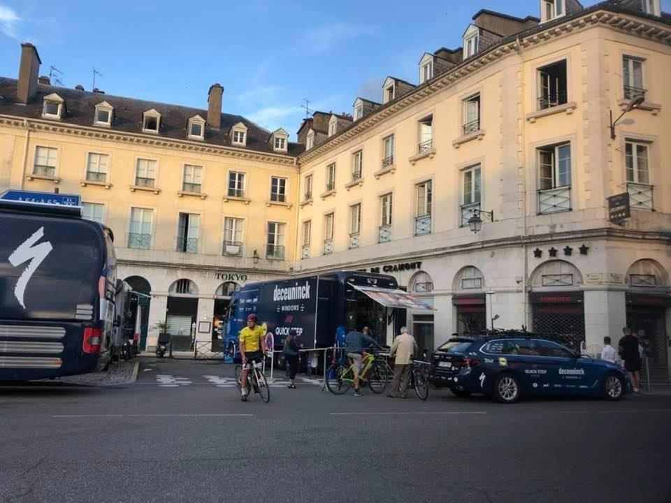 Outside Hotel de Gramont