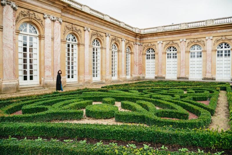 Versailles Palace garden outside with lush greeneries