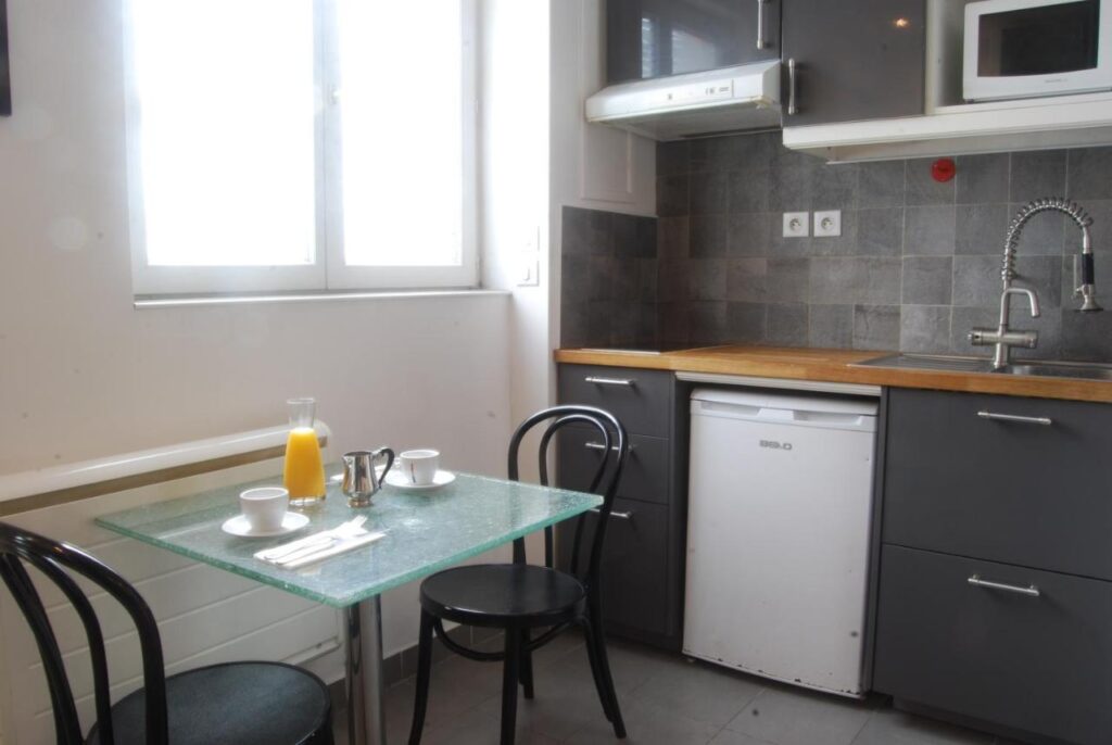 Kitchen in Appart-Hôtel Le Djurdjura Suresnes-Nanterre-La defense
