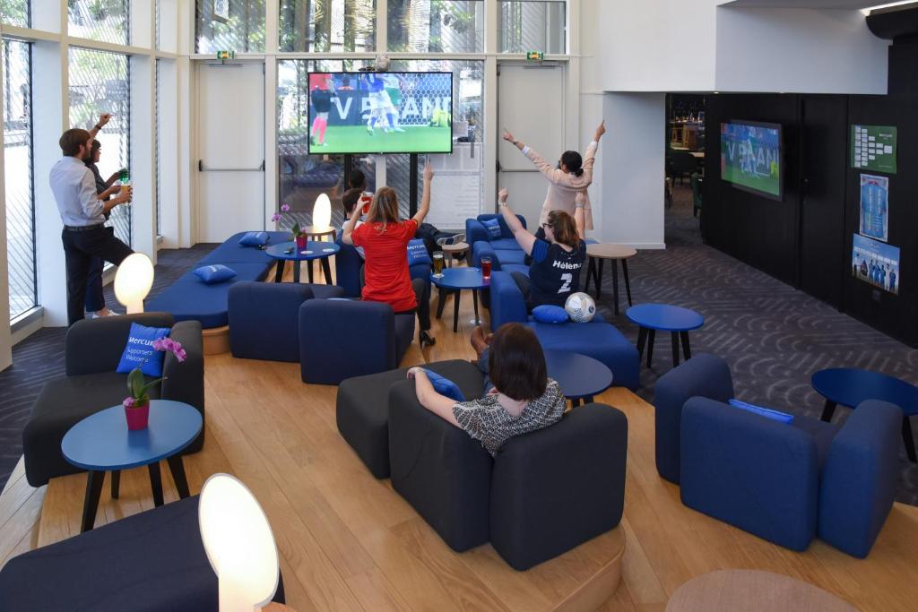 AppartHotel Mercure Paris Boulogne Activities and Attractions for Families: Families enjoying outdoor activities near the hotel.