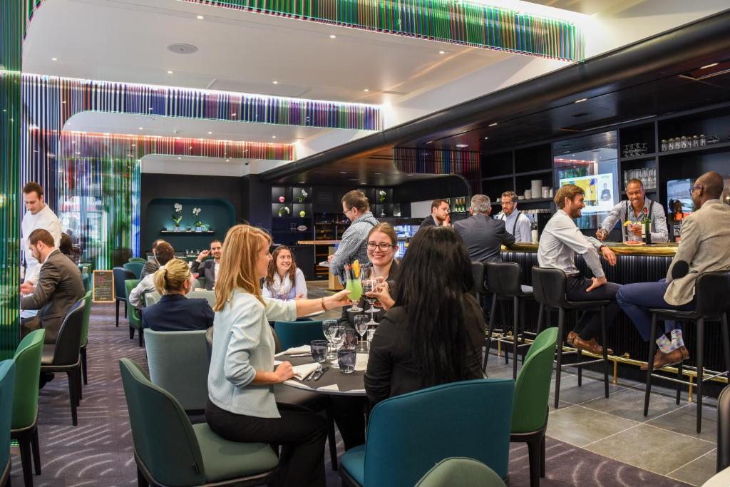 AppartHotel Mercure Paris Boulogne On-site Dining: Stylish restaurant area with tables set for dining.
