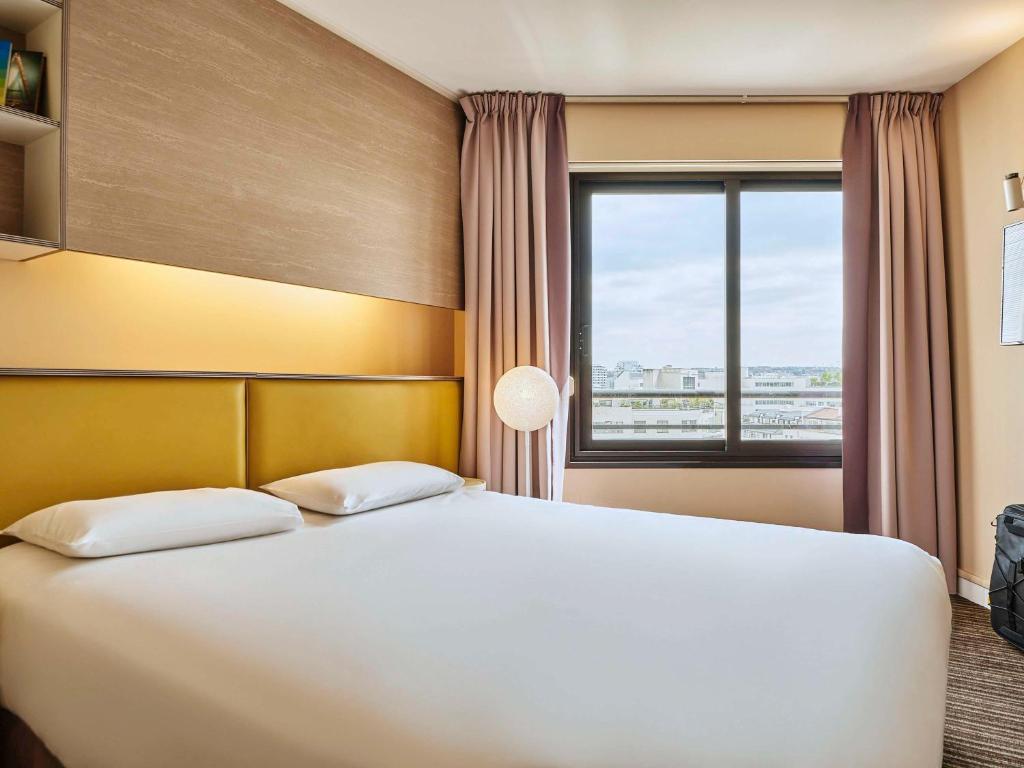 AppartHotel Mercure Paris Boulogne Room Features and Family Amenities: Spacious room with modern furnishings and family-friendly amenities.