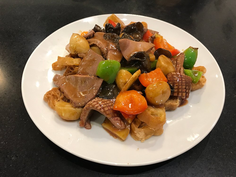 Vibrant dish showcasing the culinary delights of Aux Mandarins de Belleville, a restaurant in Paris.
