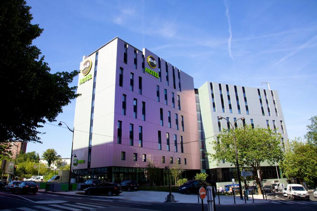Colorful B&B Hotel Paris Porte des Lilas featuring a vibrant facade and a distinctive green roof.