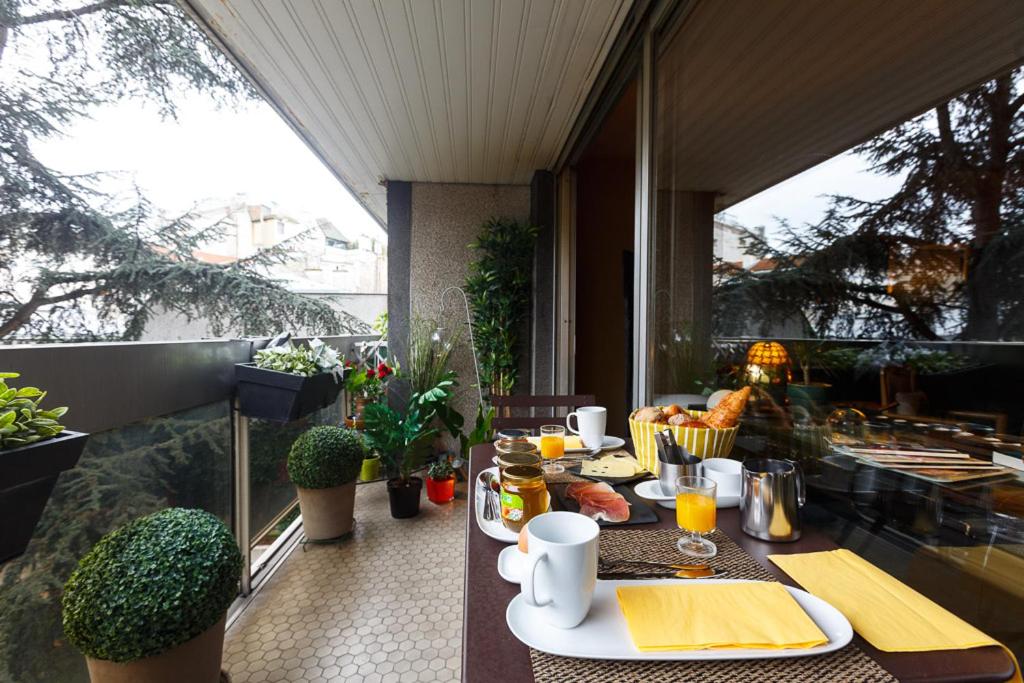 Breakfast and food in B&B Junior Suite Paris Tour Eiffel