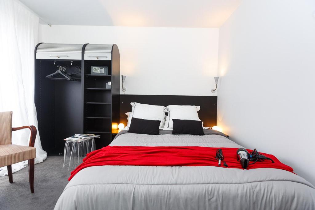 B&B Junior Suite Paris Tour Eiffel room interior and bed