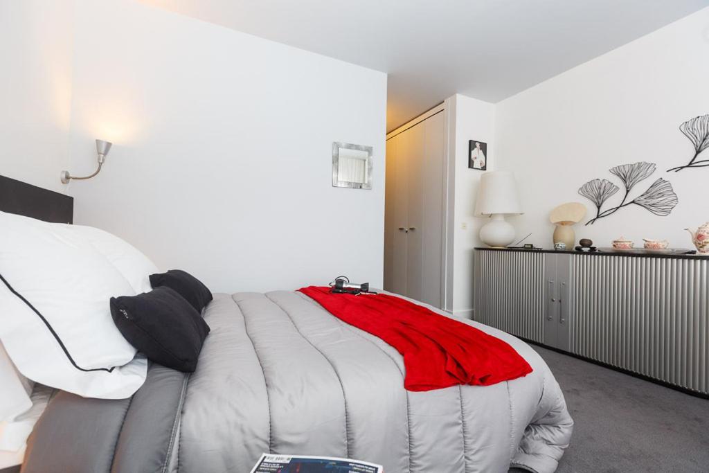 Bed and room interior of B&B Junior Suite Paris Tour Eiffel
