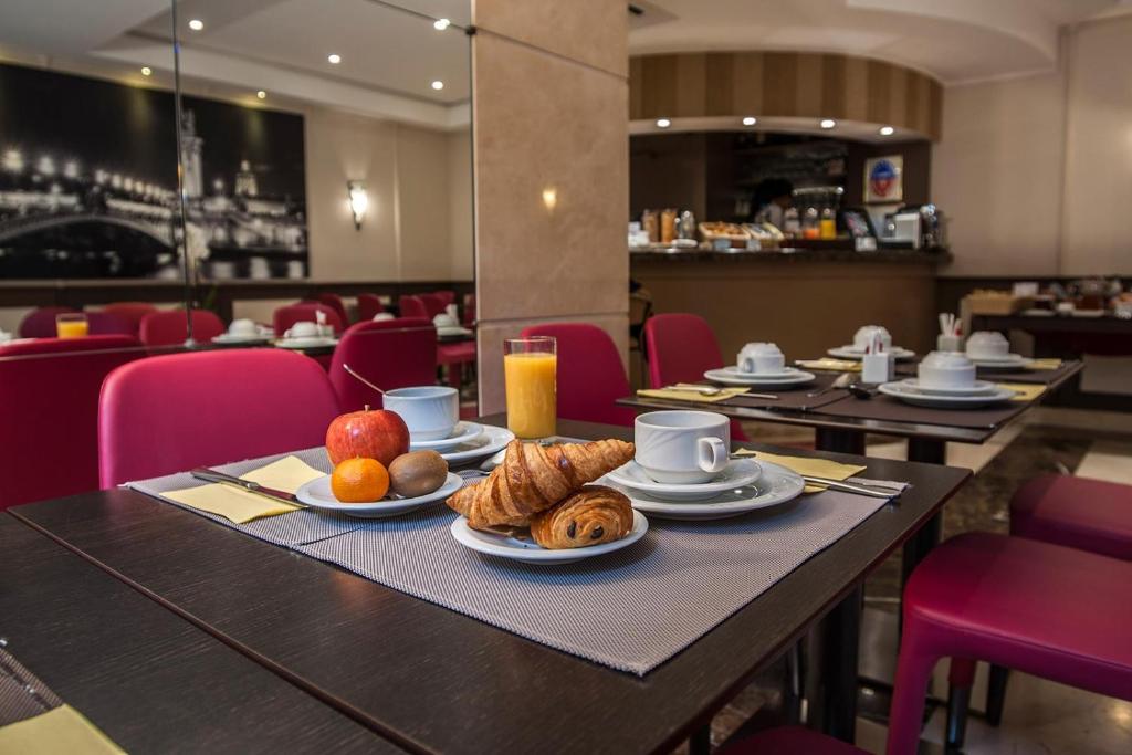 Best Western Au Trocadéro offers a range of amenities for a comfortable stay, including well-appointed rooms, complimentary Wi-Fi, and a cozy on-site bar.