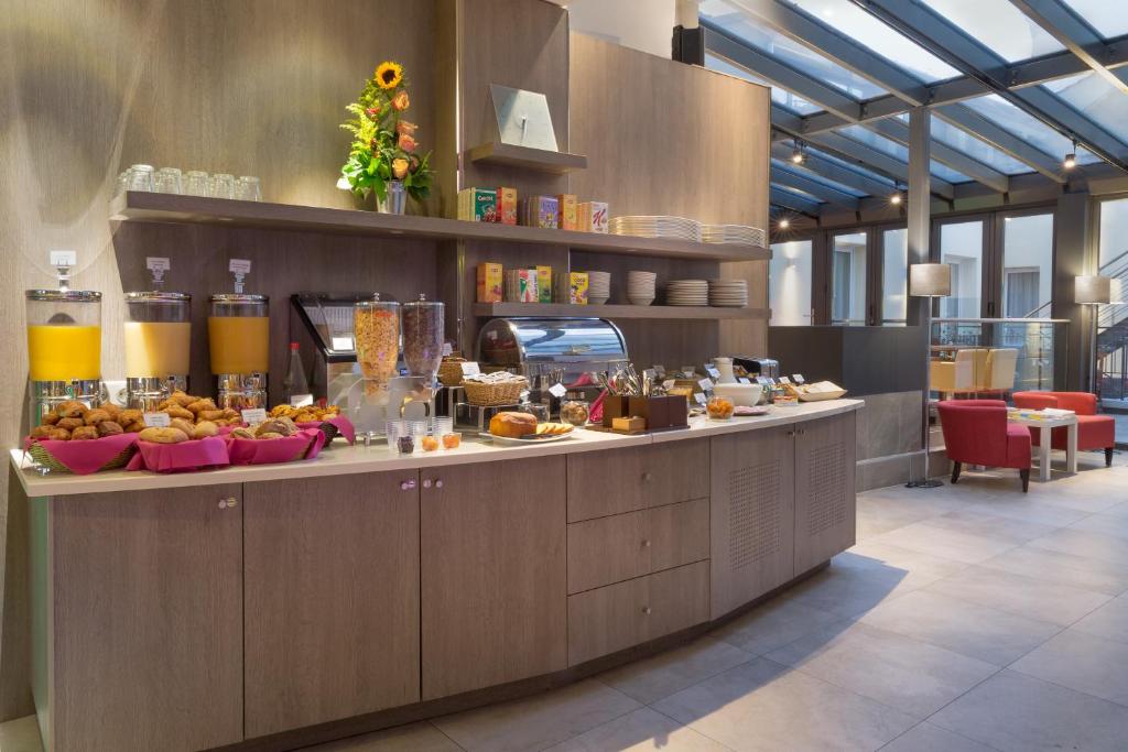 Guest reviews and insights for Best Western Seine West Hotel commend its friendly staff, clean accommodations, and convenient location.