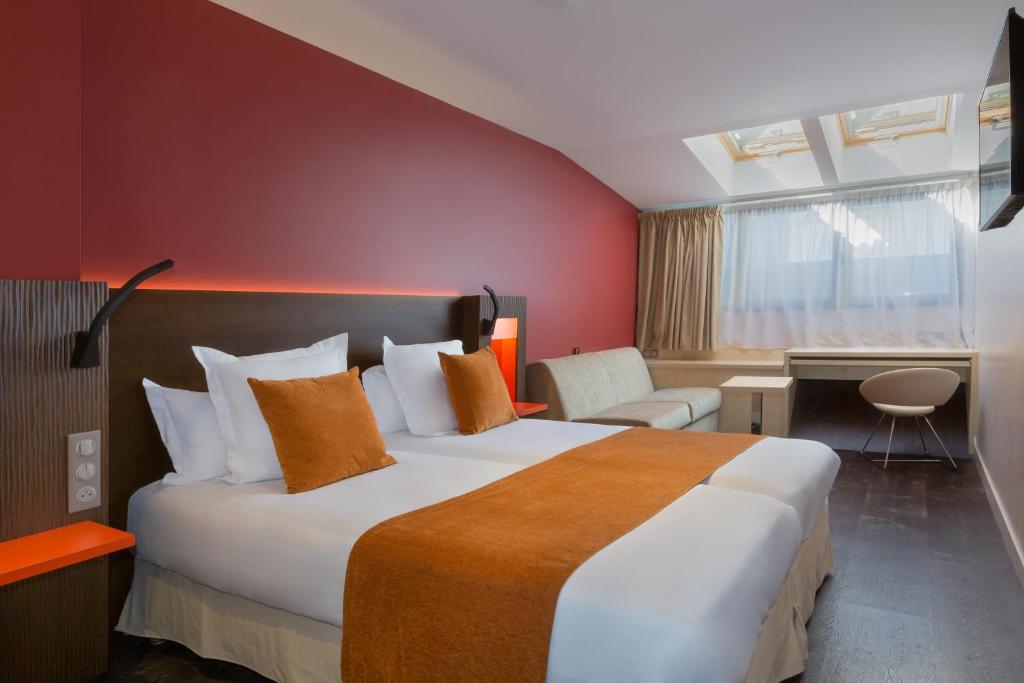 Best Western Seine West Hotel rooms offer a blend of comfort and functionality, featuring modern decor, comfortable furnishings, and well-appointed amenities.