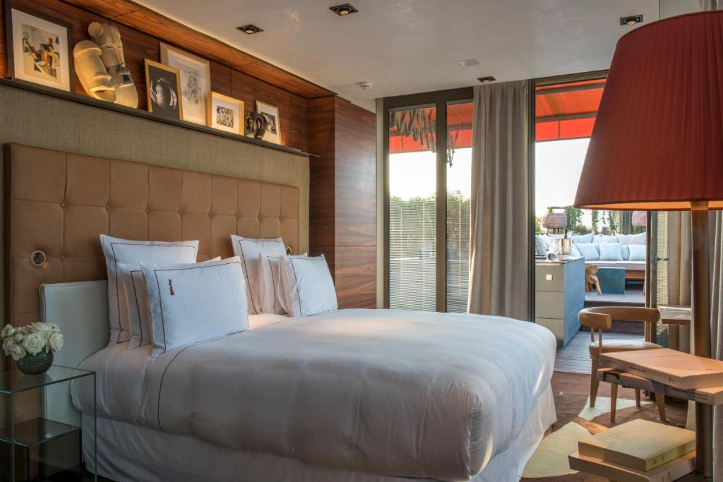 Brach Paris rooms redefine luxury, featuring exquisite design, plush furnishings, and state-of-the-art amenities.