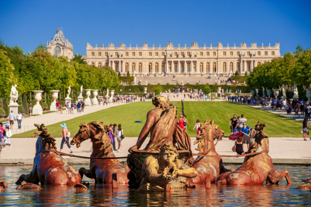 Fountain and Chateau de Versailles in Paris, France