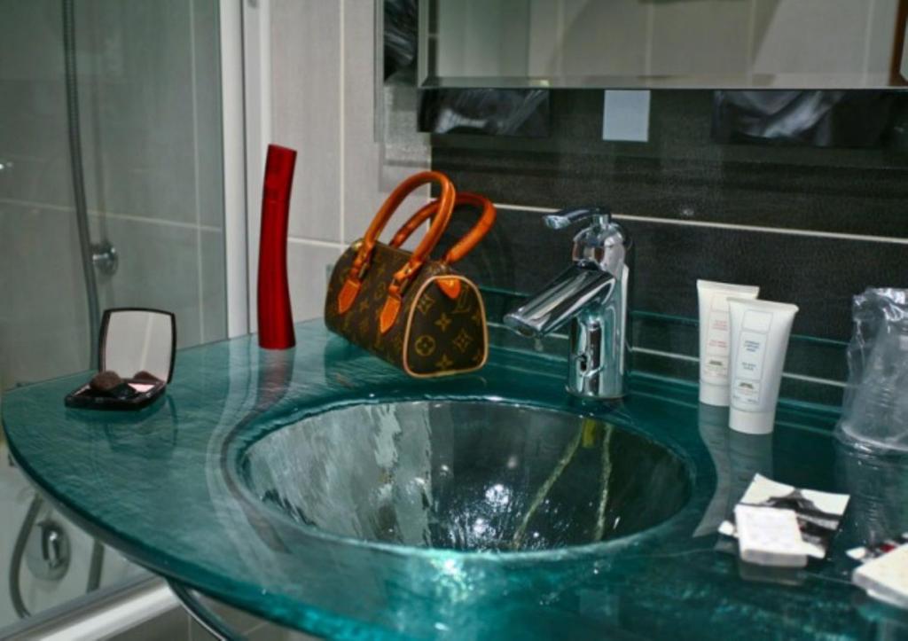 Dive into guest reviews and insights for Hôtel Convention Montparnasse, gaining valuable perspectives on the hotel experience.