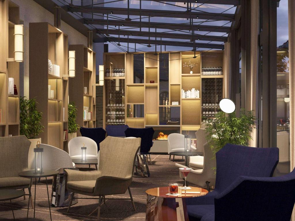 Domaine Reine Margot Paris Issy - MGallery Collection offers a range of upscale amenities and services, including a refined on-site restaurant, a well-equipped fitness center, and elegant event spaces.
