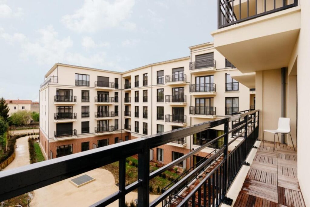 Edgar Suites Châtillon building and exterior