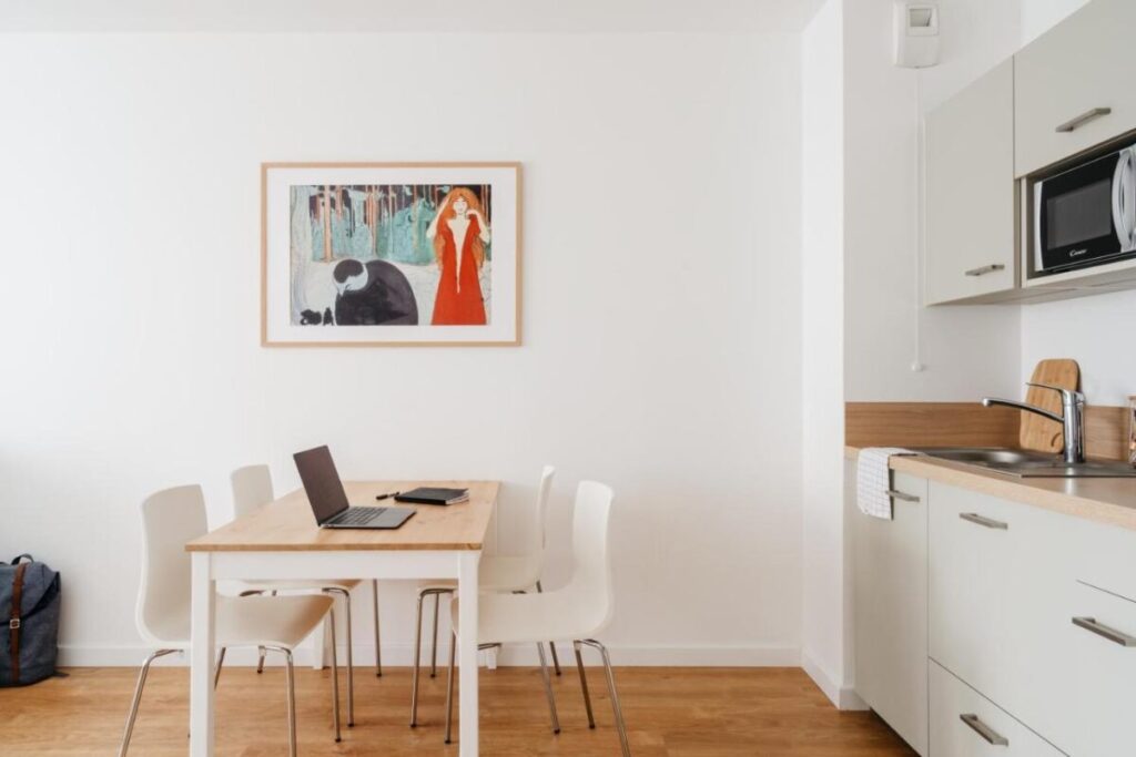 Dining table in a room of Edgar Suites Châtillon