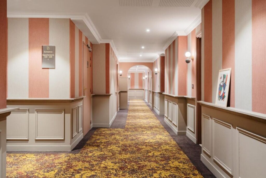 Hallway interior in Edgar Suites Châtillon