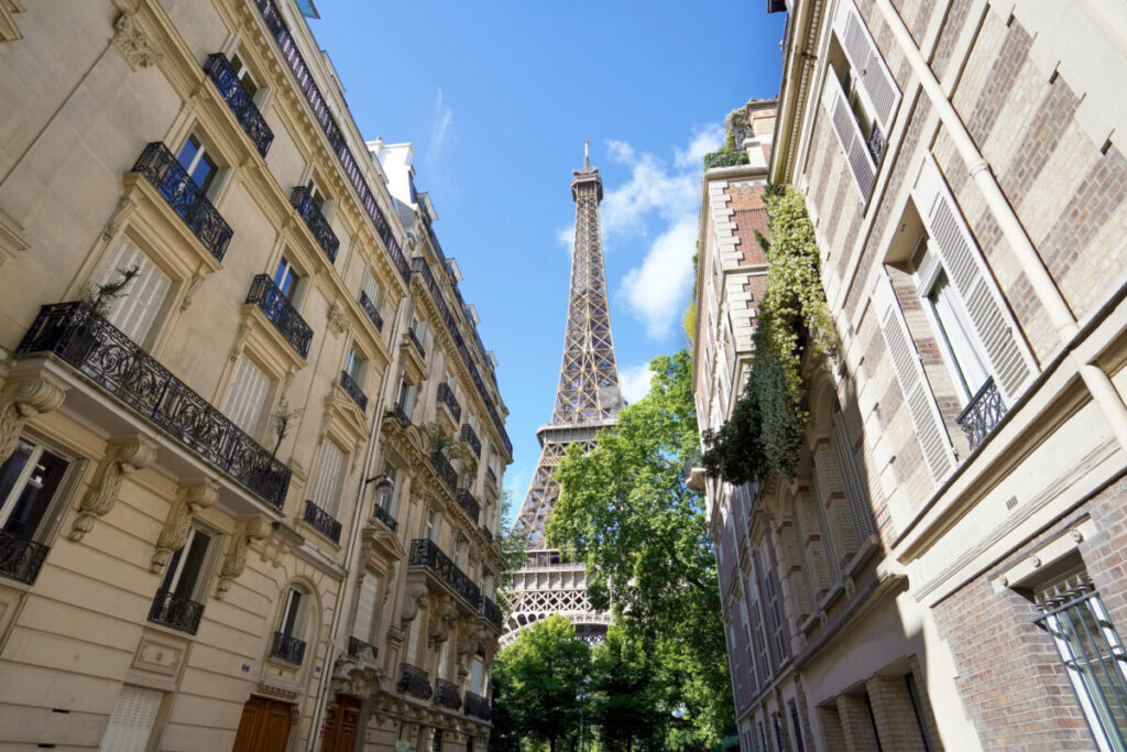 Which Arrondissement is the Eiffel Tower in? A Guide to Its Location