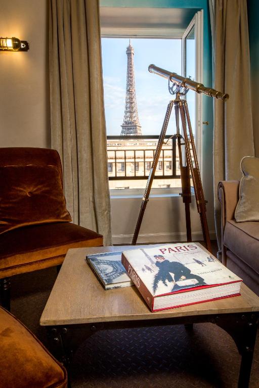 Enthusiastic guest reviews for Hôtel Eiffel Trocadéro highlight its classic elegance, attentive service, and prime location.