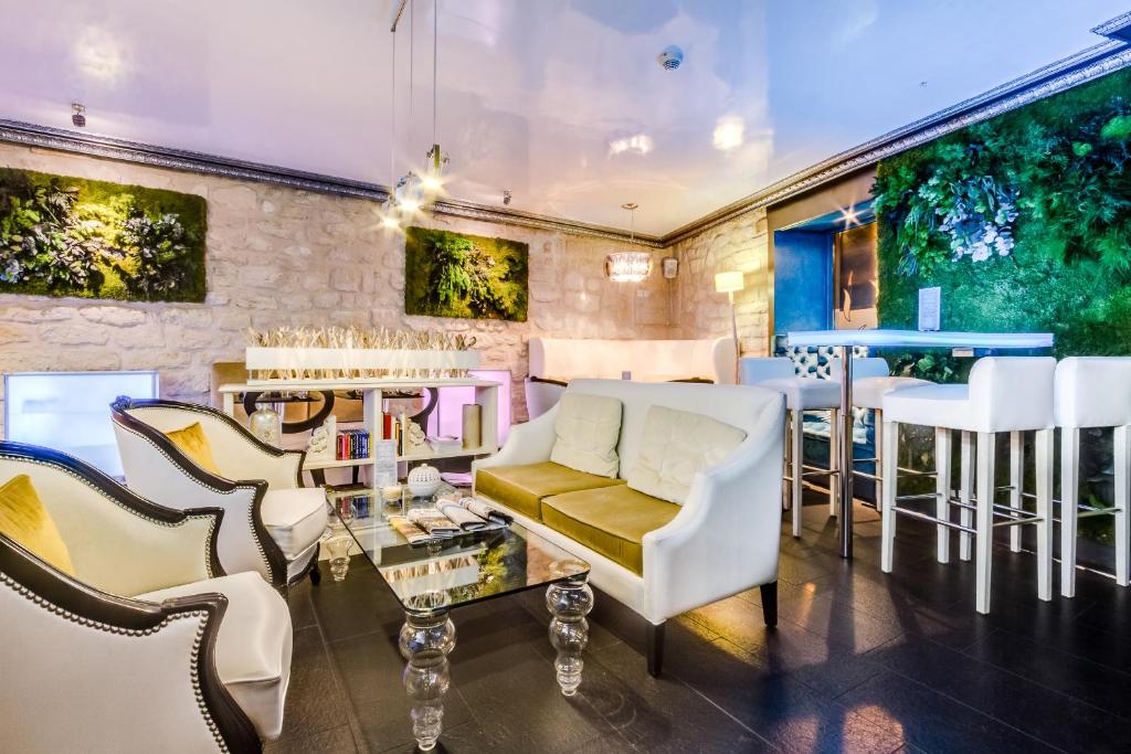 Hôtel Eiffel Trocadéro excels in price comparison, offering exceptional value for money.