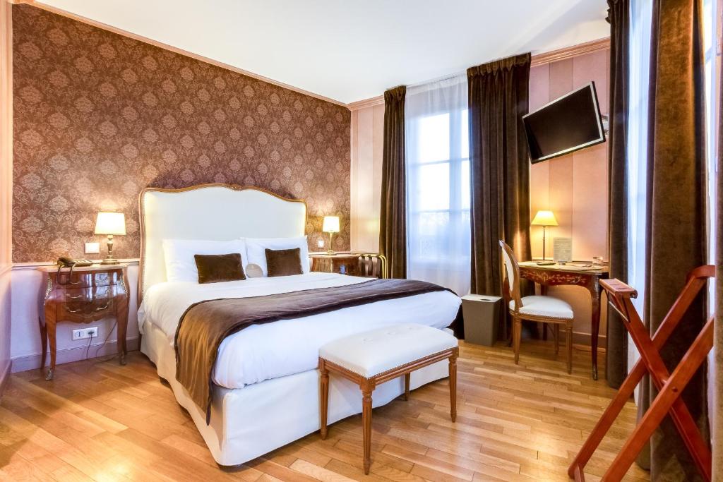 Hôtel Eiffel Trocadéro rooms boast a blend of classic elegance and modern comfort.