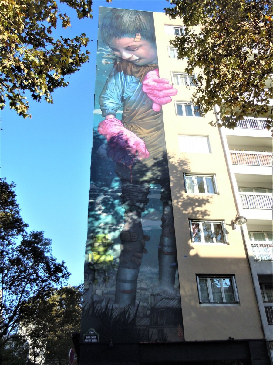 Fresque murale "Jeune graffeuse"