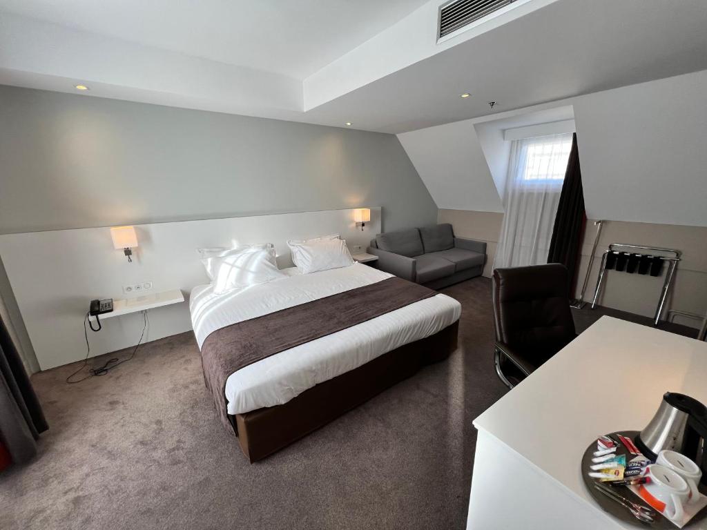 Holiday Inn Paris-Auteuil, an IHG Hotel Bedroom: A cozy hotel bedroom with modern furnishings and a comfortable bed.