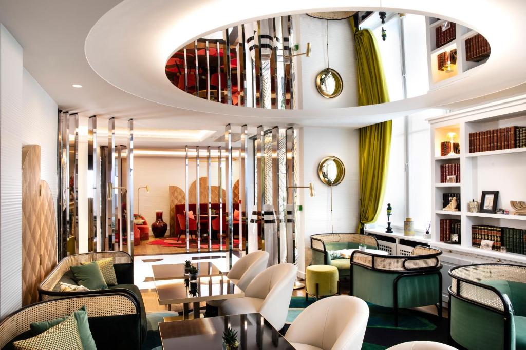 Hôtel Victor Hugo Paris Kléber offers a lavish array of amenities, from a fitness center to gourmet dining.