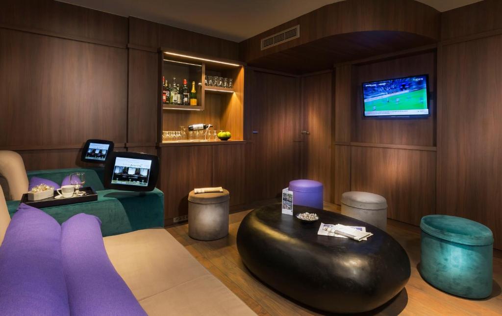 Hotel Acanthe - Boulogne Billancourt offers a range of accommodations including comfortable rooms and suites, each designed with modern amenities and stylish decor.