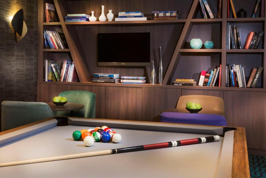 At Hotel Acanthe - Boulogne Billancourt, guests can unwind in our inviting bar and lounge area, characterized by contemporary décor and a relaxed ambiance.