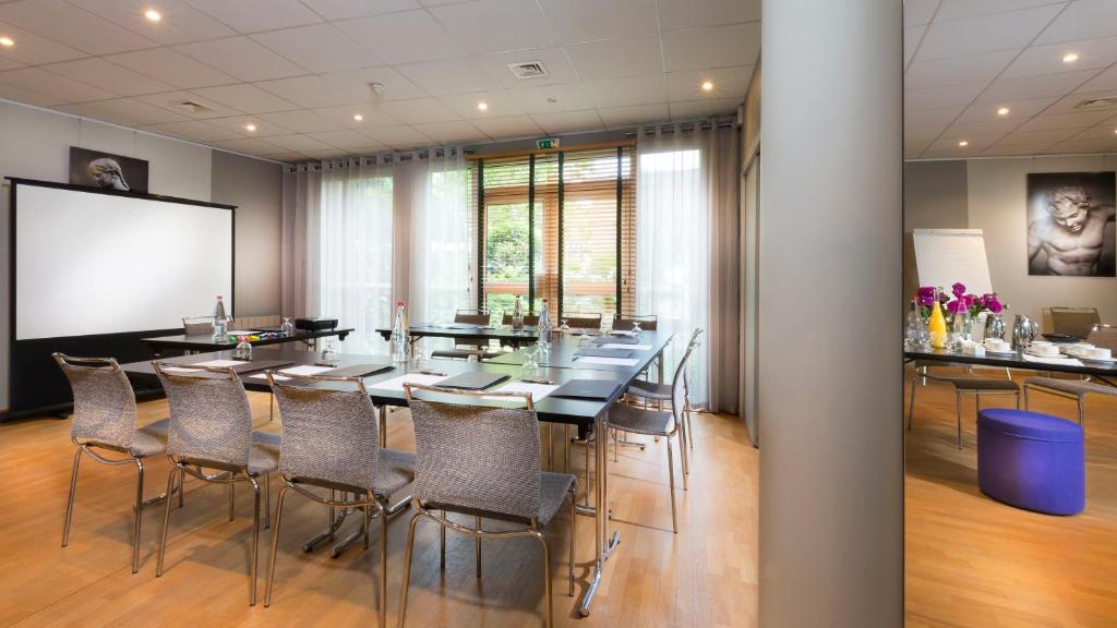 At Hotel Acanthe - Boulogne Billancourt, guests can indulge in a delightful dining experience at our on-site restaurant, serving a variety of delectable dishes crafted with fresh, local ingredients.