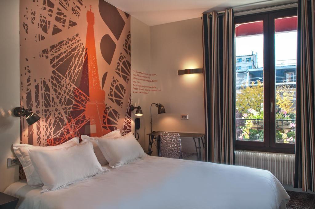 Best Western Select Hotel Bedroom: Comfortable hotel room with modern furnishings and cozy bedding.