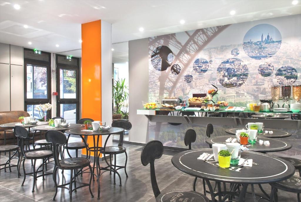Best Western Select Hotel Dining: Stylish restaurant area with tables set for dining.