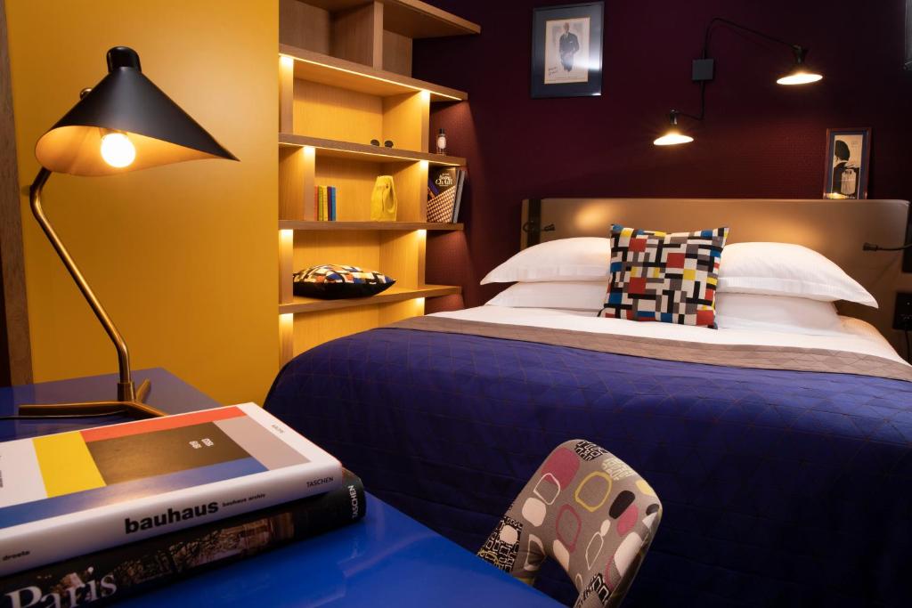 Immerse yourself in contemporary elegance with the room features at Hôtel Artus.