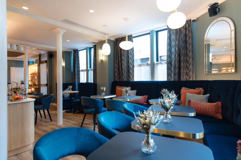 In order to improve visitors' experiences, Hôtel Bleu de Grenelle provides a number of services, such as free Wi-Fi, a chic on-site restaurant, and a comfortable lounge space.