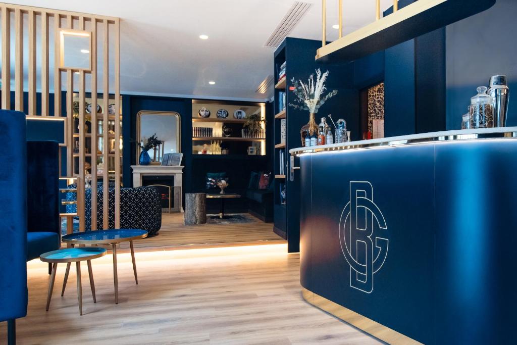 Modern and elegant, the foyer of the Hôtel Bleu de Grenelle is enhanced by bright contemporary art, tasteful lighting, and sleek furniture.