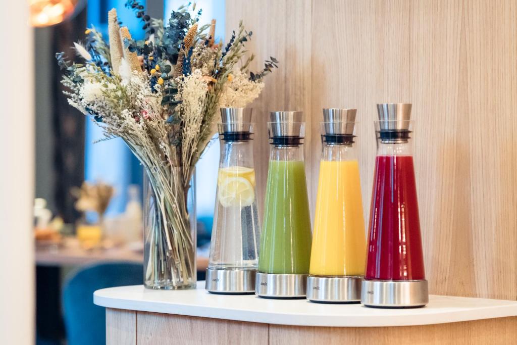 When compared to other hotels, Hôtel Bleu de Grenelle is a great option because of its chic lodgings, handy location, and well-thought-out services.