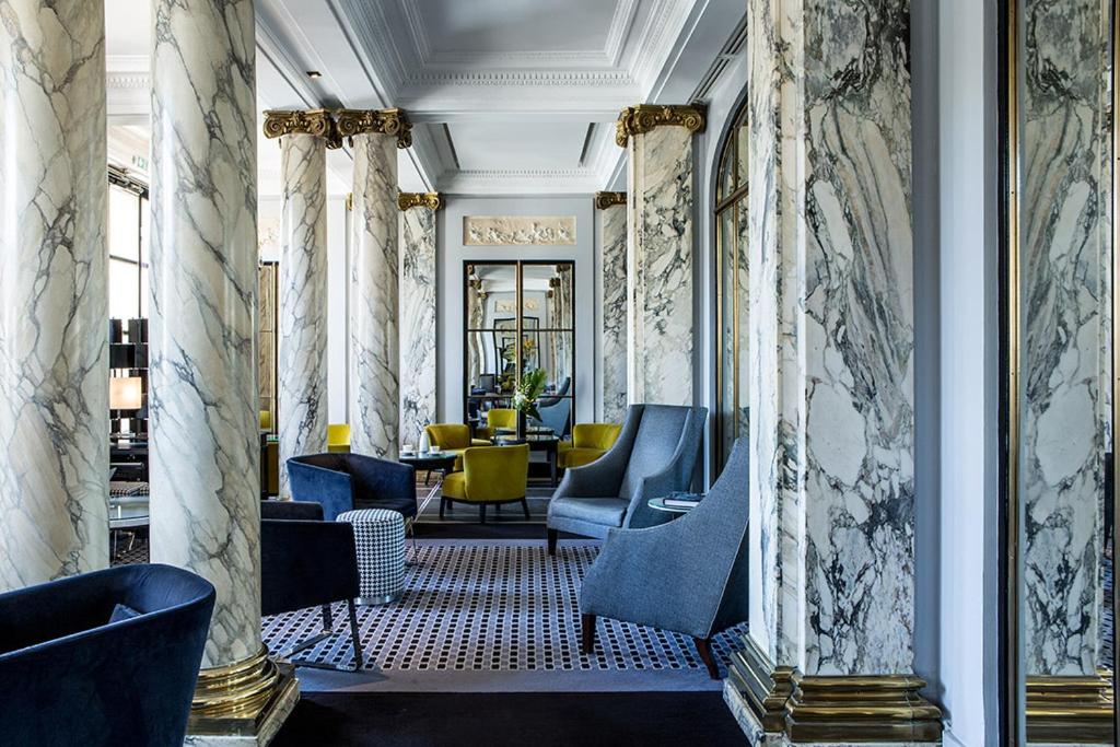 The featured image showcases the grand facade of Hôtel Brighton - Esprit de France, adorned with ornate architectural details and tall windows overlooking the iconic Jardin des Tuileries.