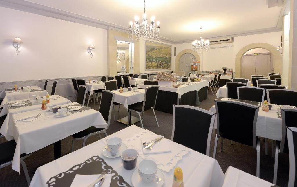 Hôtel De France offers a delightful dining experience at its on-site restaurant, where guests can savor delicious French cuisine in a charming setting.