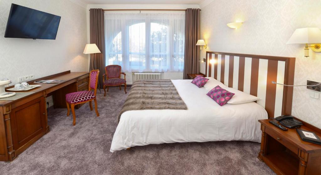 Hôtel De France boasts well-appointed rooms that blend classic charm with modern comfort.