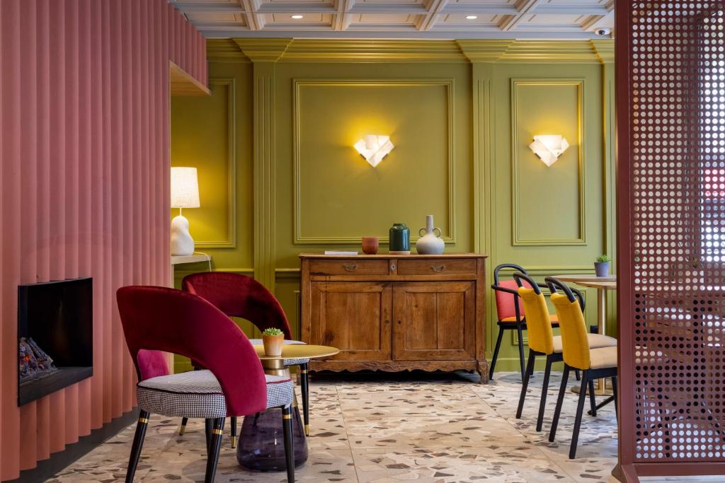 Hôtel De La Paix welcomes guests with timeless charm and historic elegance, boasting a façade that reflects its rich heritage.